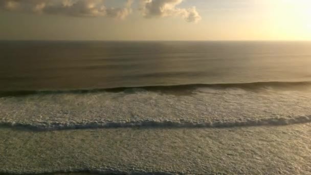Zobrazit na velké oceánu vlny v Uluwatu chrámu Pura Luhur Uluwatu, na ostrově Bali, Indonésie — Stock video