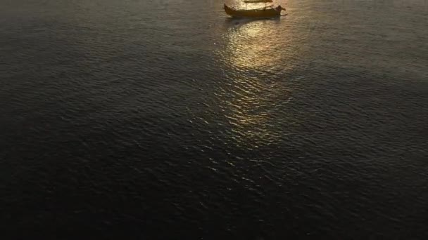 Aerial shot of three fishermans boats in a sea at sunset time. Drone avanza y la cámara se inclina hacia arriba — Vídeos de Stock