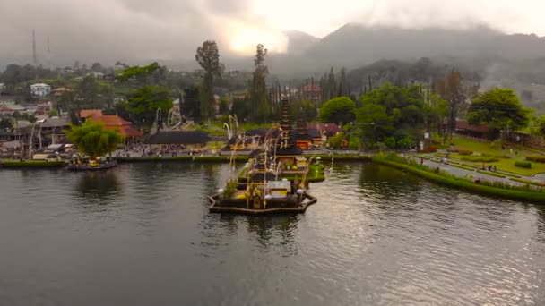 A légi felvétel a a Pura Ulun Danu templom a tó Bratan, Bali, Indonézia. Drone a templom körül forog — Stock videók