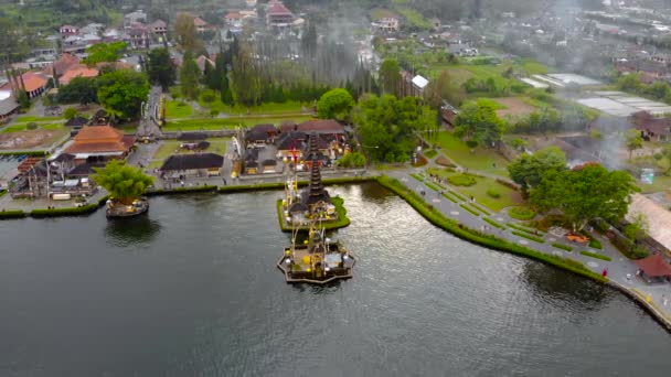 Vista aérea sobre o templo Pura Ulun Danu no lago Bratan em Bali, Indonésia — Vídeo de Stock