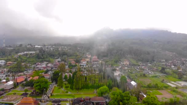 Luchtfoto op de Pura Ulun Danu Tempel op de lake Bratan in Bali, Indonesië. Camera kantelt naar beneden — Stockvideo