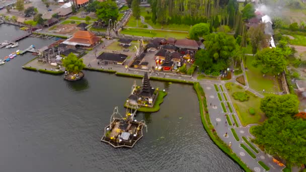 Luchtfoto op de Pura Ulun Danu Tempel op de lake Bratan in Bali, Indonesië. Drone draait rond de tempel — Stockvideo