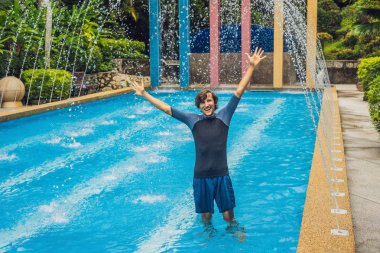 Yüzme antrenörü ayakta Yüzme için giyim