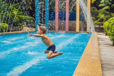 Baba ve oğul havuzda gündüz iyi eğlenceler