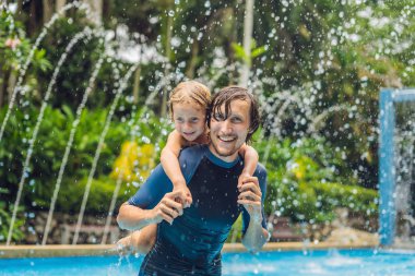 Baba ve oğul havuzda gündüz iyi eğlenceler