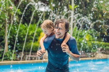 Baba ve oğul havuzda gündüz iyi eğlenceler
