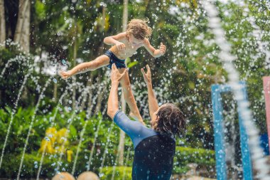 Baba ve oğul havuzda gündüz iyi eğlenceler