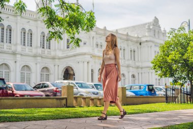 George Town - Penang, Malezya belediye binasının arka plan üzerinde kadın. 1903 tamamlanmasını tarihi bina inşa İngiliz George Town City Hall 1957 oldu.