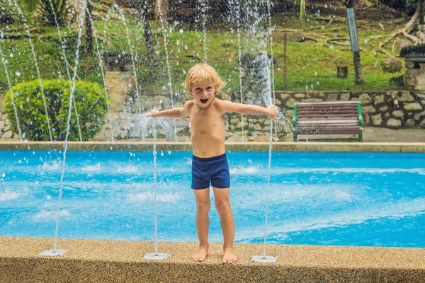 Menino Feliz Brincando Com Fonte Água Piscina — Fotografia de Stock