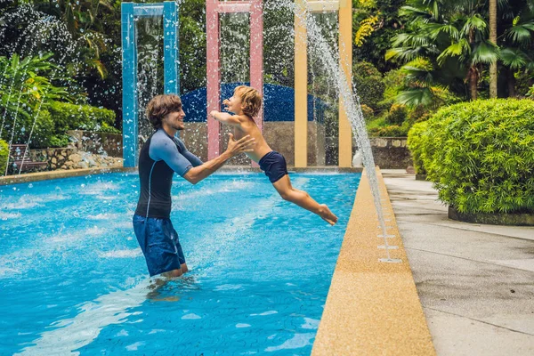 Μπαμπάς Και Γιος Διασκεδάσουν Στην Πισίνα Κατά Διάρκεια Της Ημέρας — Φωτογραφία Αρχείου