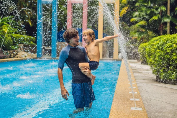 Baba ve oğul havuzda gündüz iyi eğlenceler