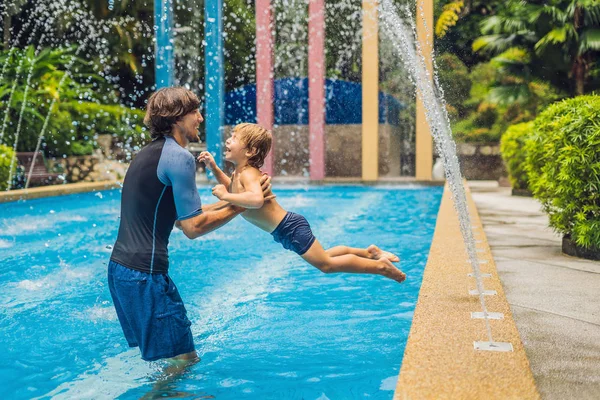 Papá Hijo Divierten Piscina Durante Día — Foto de Stock