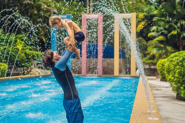 Papá Hijo Divierten Piscina Durante Día — Foto de Stock