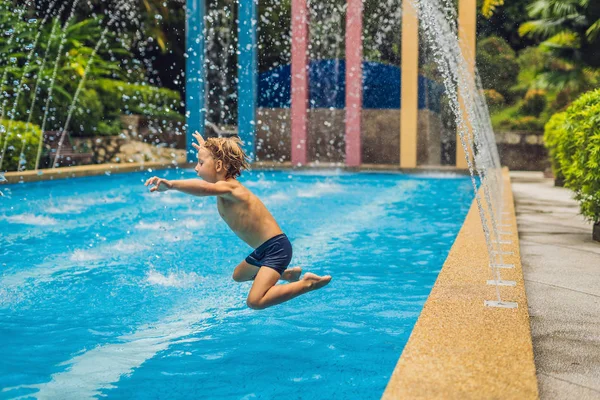 Baba ve oğul havuzda gündüz iyi eğlenceler