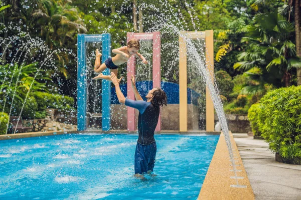 Papa Und Sohn Amüsieren Sich Tagsüber Pool — Stockfoto