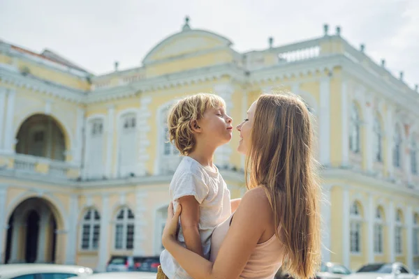 Mutter Und Sohn Hintergrund Des Alten Rathauses George Town Penang — Stockfoto