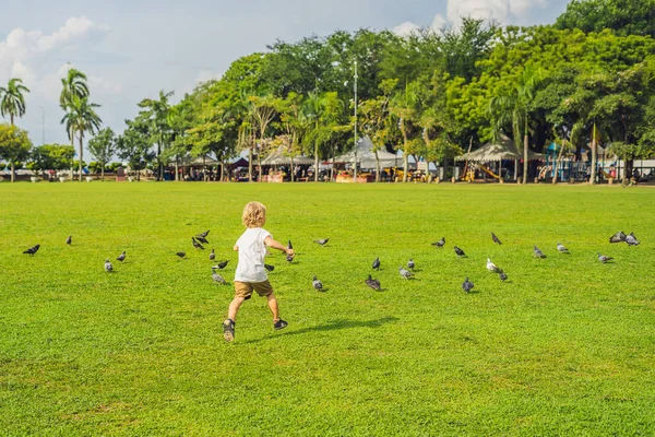 Jongen Padang Kota Lama Gewoon Genaamd Padang Het Paradeterrein Playing — Stockfoto