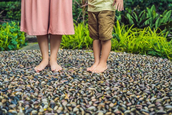 Madre Hijo Caminando Sobre Pavimento Adoquín Texturizado Reflexología Piedras Guijarro —  Fotos de Stock