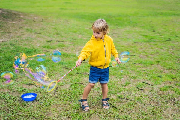 Schattige Kleine Jongen Speelt Met Grote Bubbels Buiten Overdag — Stockfoto