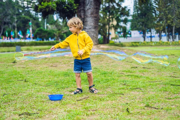 Schattige Kleine Jongen Speelt Met Grote Bubbels Buiten Overdag — Stockfoto