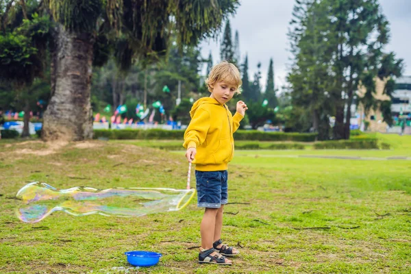 Schattige Kleine Jongen Speelt Met Grote Bubbels Buiten Overdag — Stockfoto