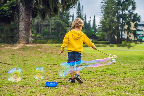 Милый Маленький Мальчик Играет Большими Пузырьками Открытом Воздухе Дневное Время — стоковое фото