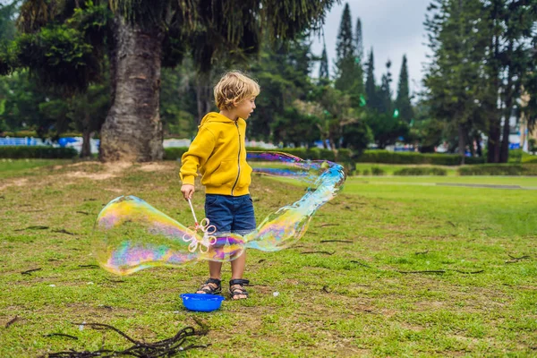 Schattige Kleine Jongen Speelt Met Grote Bubbels Buiten Overdag — Stockfoto