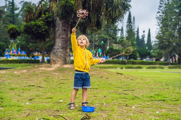 Милий Маленький Хлопчик Грає Великими Бульбашками Відкритому Повітрі Вдень — стокове фото