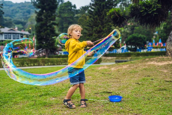 Schattige Kleine Jongen Speelt Met Grote Bubbels Buiten Overdag — Stockfoto