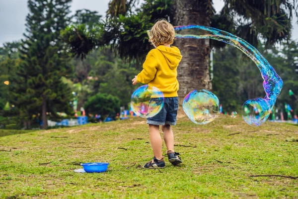 Schattige Kleine Jongen Speelt Met Grote Bubbels Buiten Overdag — Stockfoto