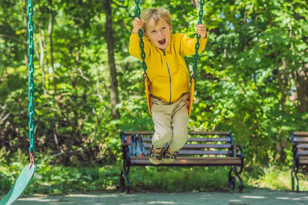 Jongen Een Gele Trui Zit Een Schommel Een Speelplaats Herfst — Stockfoto