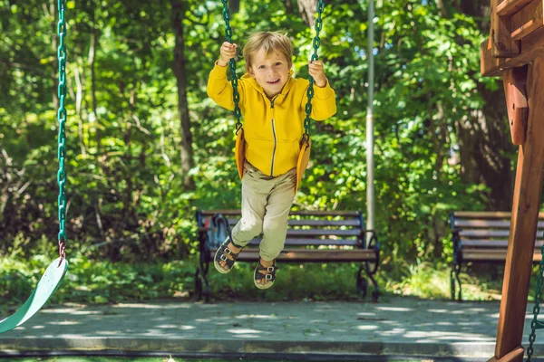 Хлопчик Жовтій Сорочці Сидить Гойдалці Ігровому Майданчику Восени — стокове фото