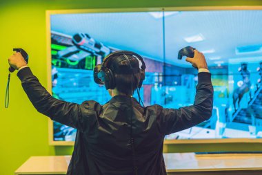 Video oyunları sanal gerçeklik gözlük oynayan genç adam. Yeni eğilimleri teknoloji ile eğleniyor - kavram oyun neşeli adam.