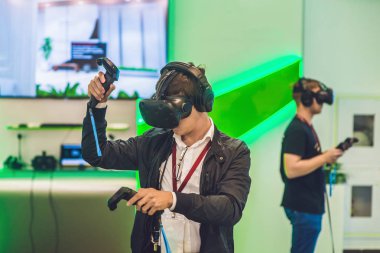 Video oyunları sanal gerçeklik gözlük oynayan genç adam. Yeni eğilimleri teknoloji ile eğleniyor - kavram oyun neşeli adam.