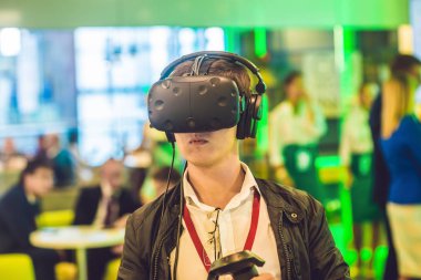 Video oyunları sanal gerçeklik gözlük oynayan genç adam. Yeni eğilimleri teknoloji ile eğleniyor - kavram oyun neşeli adam.