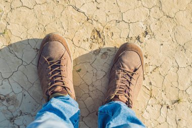 Trekking botları gezgin yalnız açık vahşi doğa yaşam tarzı seyahat aşırı yaşam konsepti yaz hiking ayak üst tatil adımları tek görünümünden macera