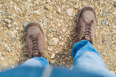 Trekking botları gezgin yalnız açık vahşi doğa yaşam tarzı seyahat aşırı yaşam konsepti yaz hiking ayak üst tatil adımları tek görünümünden macera