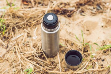 Termos sıcak çay ile zemin sonbahar Plajı'nda yer