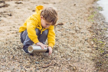 Dinlenme ve göl termos sahilden çay içme sevimli sevimli çocuk portresi