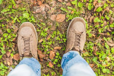 Trekking botları gezgin yalnız açık vahşi doğa yaşam tarzı seyahat aşırı yaşam konsepti yaz hiking ayak üst tatil adımları tek görünümünden macera