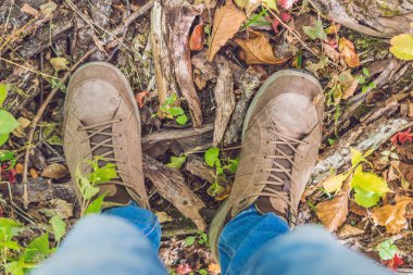 Sonbahar sezonu doğa arka planda yaşam tarzı moda trendy tarzı ile sonbahar yaprakları parkta yürürken ayak ayakkabı.
