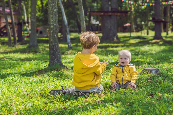 Dois Irmãos Felizes Camisolas Amarelas Parque Outono — Fotografia de Stock