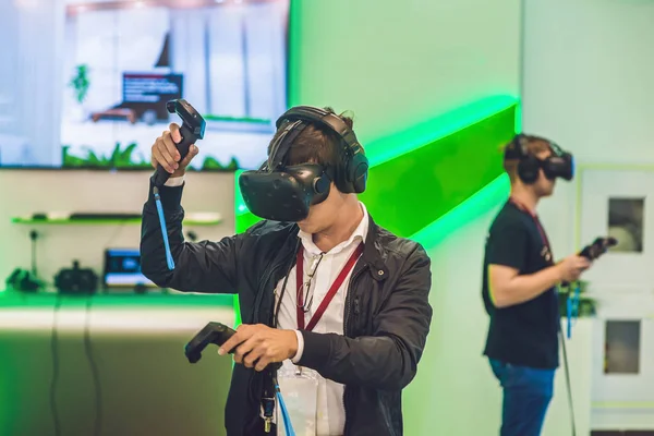 Video oyunları sanal gerçeklik gözlük oynayan genç adam. Yeni eğilimleri teknoloji ile eğleniyor - kavram oyun neşeli adam.