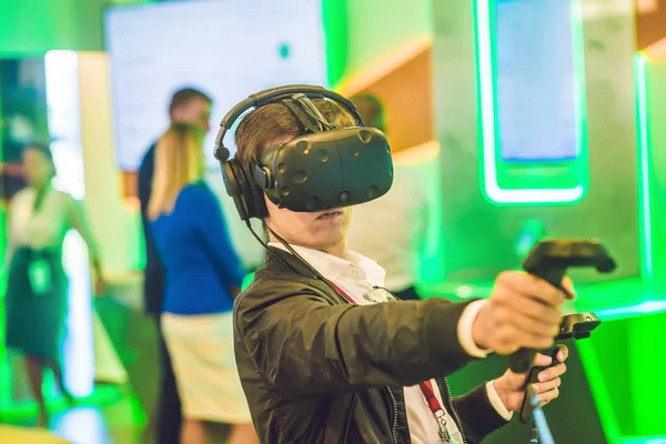 Video oyunları sanal gerçeklik gözlük oynayan genç adam. Yeni eğilimleri teknoloji ile eğleniyor - kavram oyun neşeli adam.