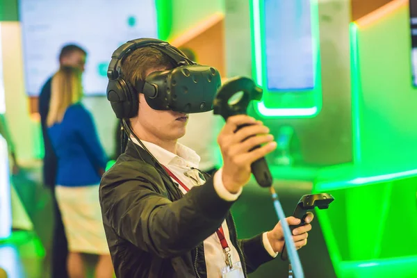 Video oyunları sanal gerçeklik gözlük oynayan genç adam. Yeni eğilimleri teknoloji ile eğleniyor - kavram oyun neşeli adam.