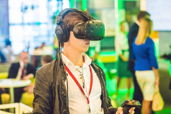 Video oyunları sanal gerçeklik gözlük oynayan genç adam. Yeni eğilimleri teknoloji ile eğleniyor - kavram oyun neşeli adam.