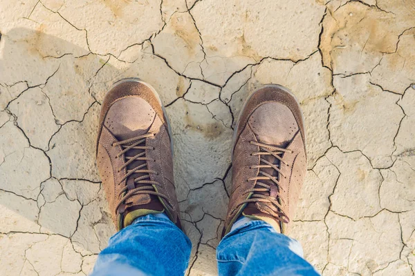 Trekking botları gezgin yalnız açık vahşi doğa yaşam tarzı seyahat aşırı yaşam konsepti yaz hiking ayak üst tatil adımları tek görünümünden macera