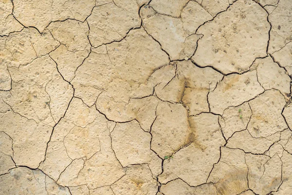 Kuru kahverengi toprak arka plan, küresel ısınma etkisi kırık.