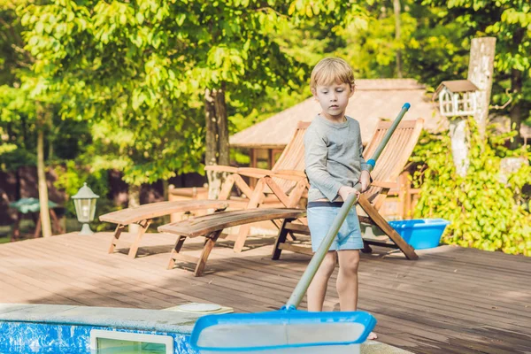 Niño Pequeño Limpia Piscina Saca Pelota Piscina Concepto Limpiador Piscinas — Foto de Stock