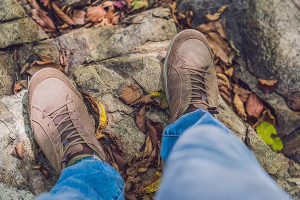 Trekking botları gezgin yalnız açık vahşi doğa yaşam tarzı seyahat aşırı yaşam konsepti yaz hiking ayak üst tatil adımları tek görünümünden macera